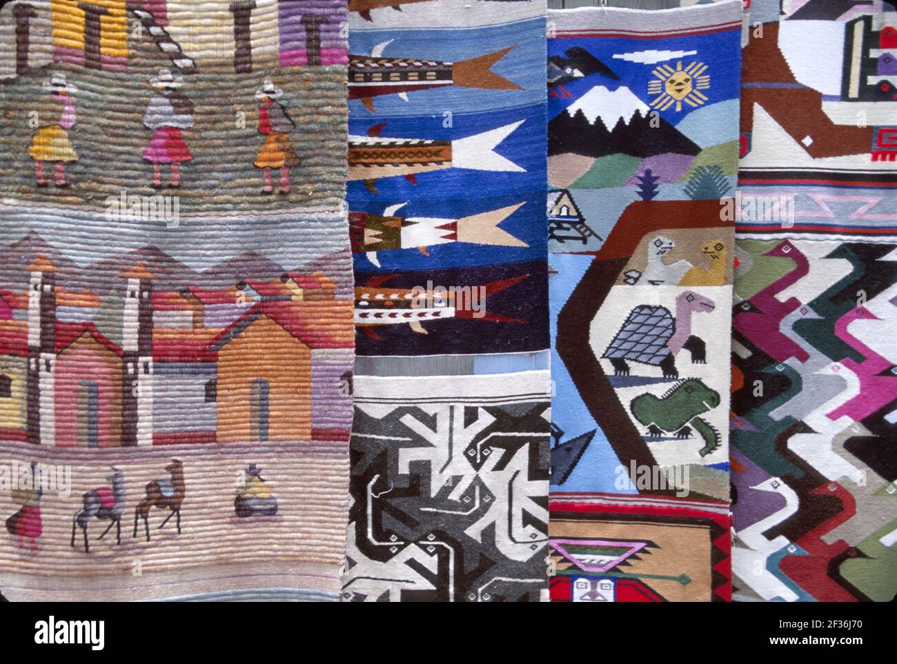 Ecuador Equadoriano Sudamerica America americana Otavalo Saquisili mercato, Cotopaxi Chibuleos coperte indigene arti & mestieri mostra vendita, Foto Stock