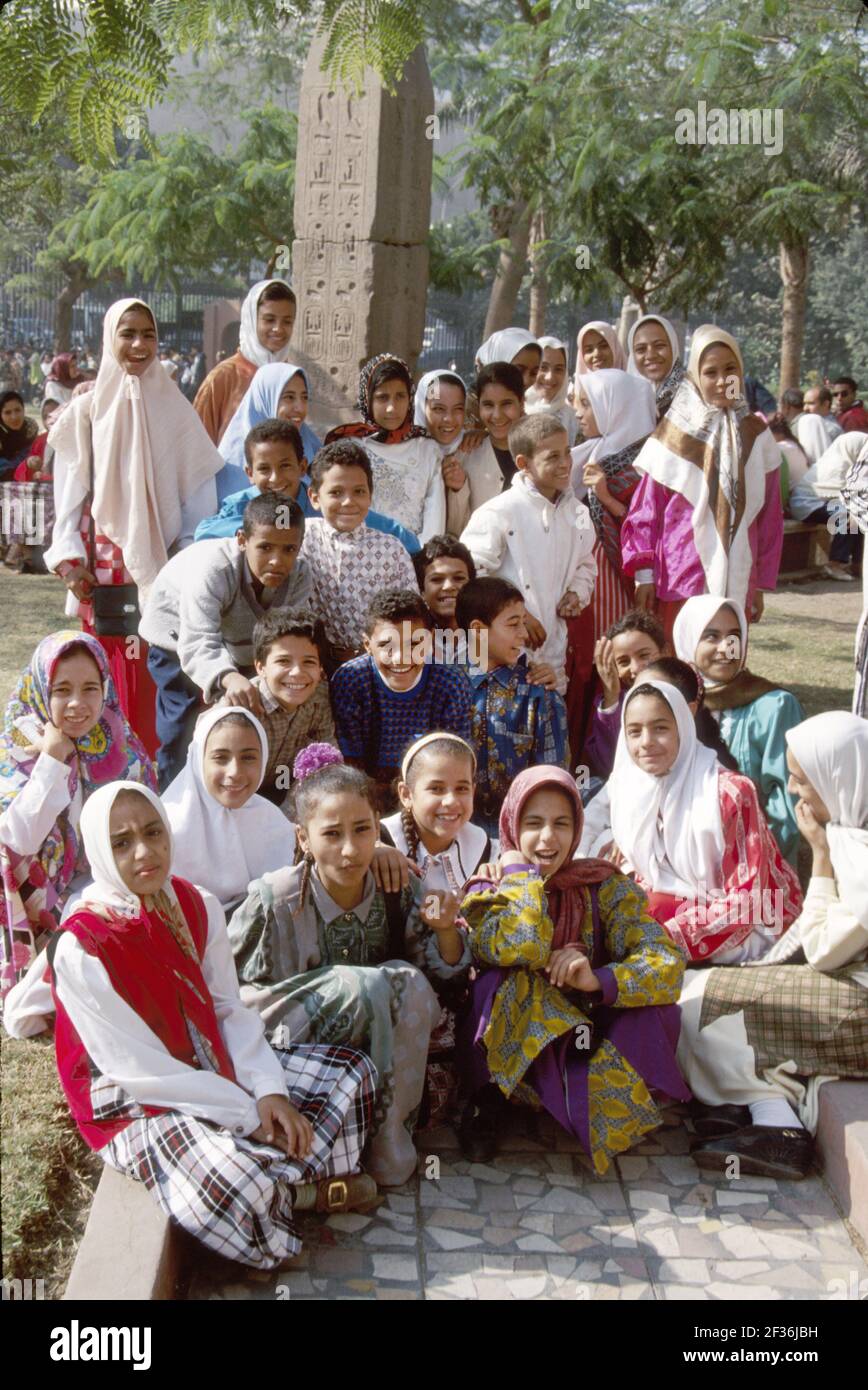 Cairo Egitto Museo Egizio musulmano egiziano, ragazze ragazzi musulmani studenti scuole classe campo viaggio gruppo in posa, Foto Stock