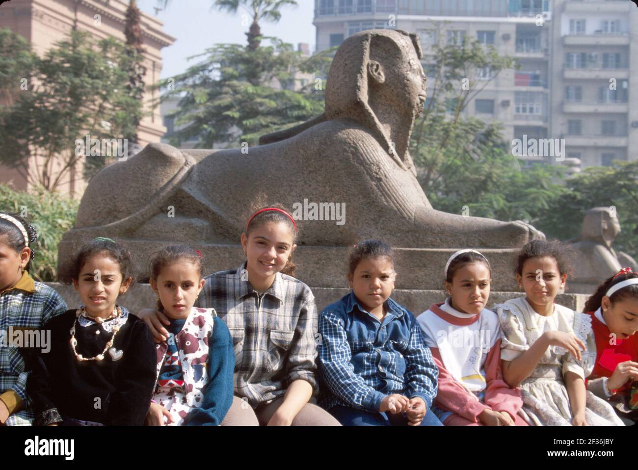 Cairo Egitto Museo Egizio musulmano egiziano, ragazze musulmana studenti sfinge statua scuola classe viaggio, Foto Stock