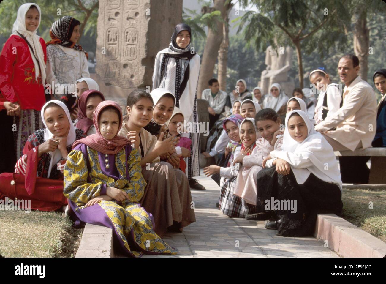 Cairo Egitto Museo Egizio musulmano egiziano, teen teenage teenagers ragazze musulmana studenti teste coperte hijab, scuola classe Field viaggio, Foto Stock