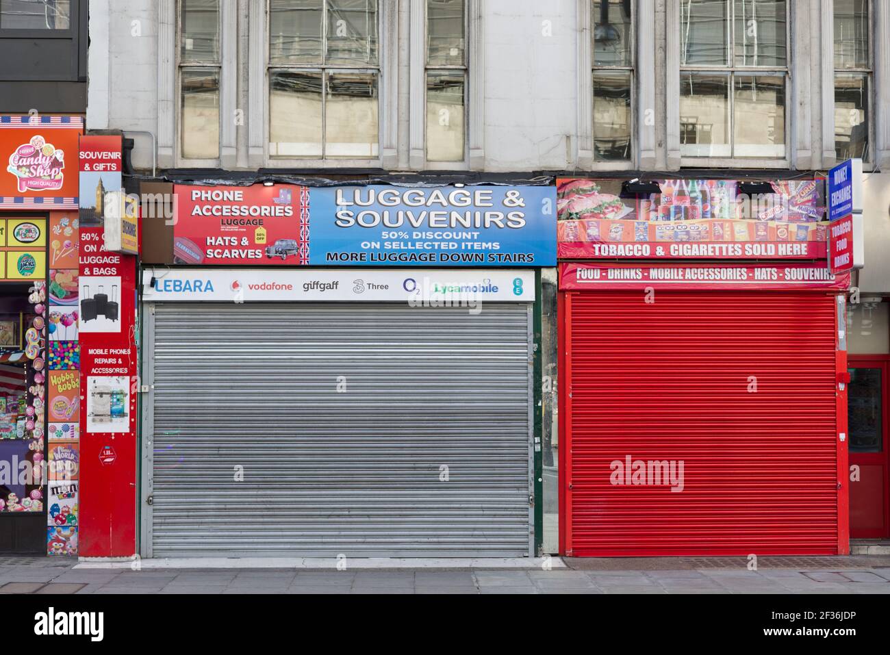 Blocco a Londra, negozio di souvenir e edicola Foto Stock