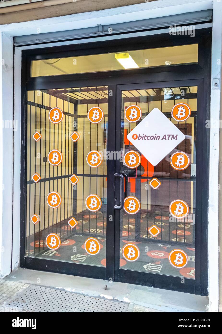 Bologna, Italia - 12 marzo 2021: Bitcoin ATM negozio per acquistare e vendere Bitcoins in valuta euro. Scambio di denaro virtuale futuro e oro digitale. Verticale Foto Stock