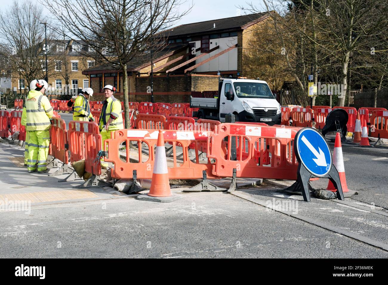 Road lavora con barriere arancioni e operai che costruiscono piste ciclabili Parte del quartiere a basso traffico Drayton Park Highbury Foto Stock