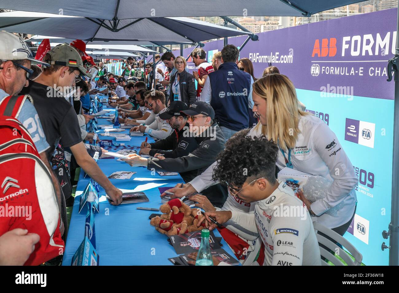 Autographe cessions, durante il campionato di Formula e 2019, a Monaco , dal 9 al 11 maggio - Foto Marc de Mattia / DPPI Foto Stock