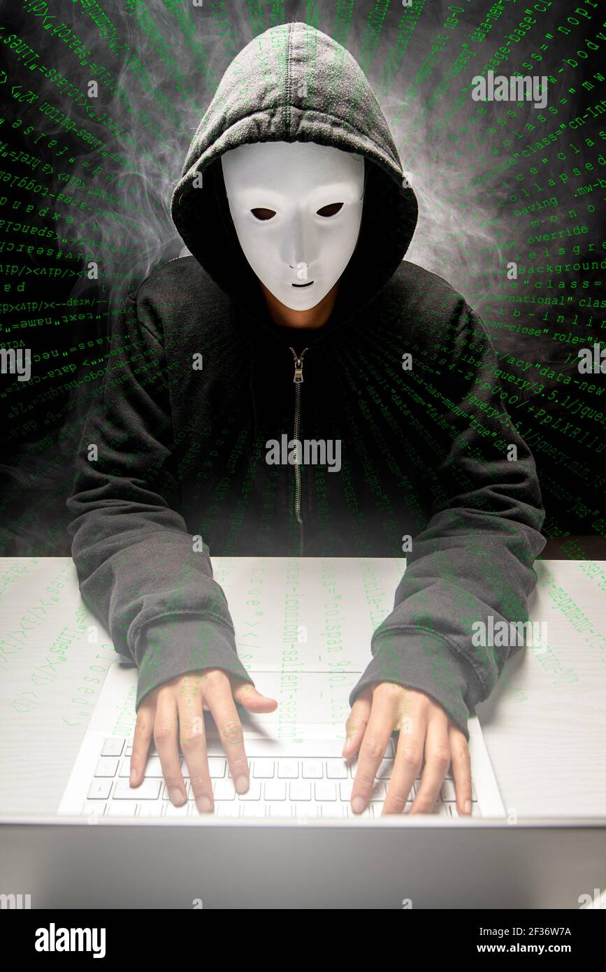 Green Binary Matrix sfondo con hooded hacker virus cyber sicurezza immagine verticale Foto Stock