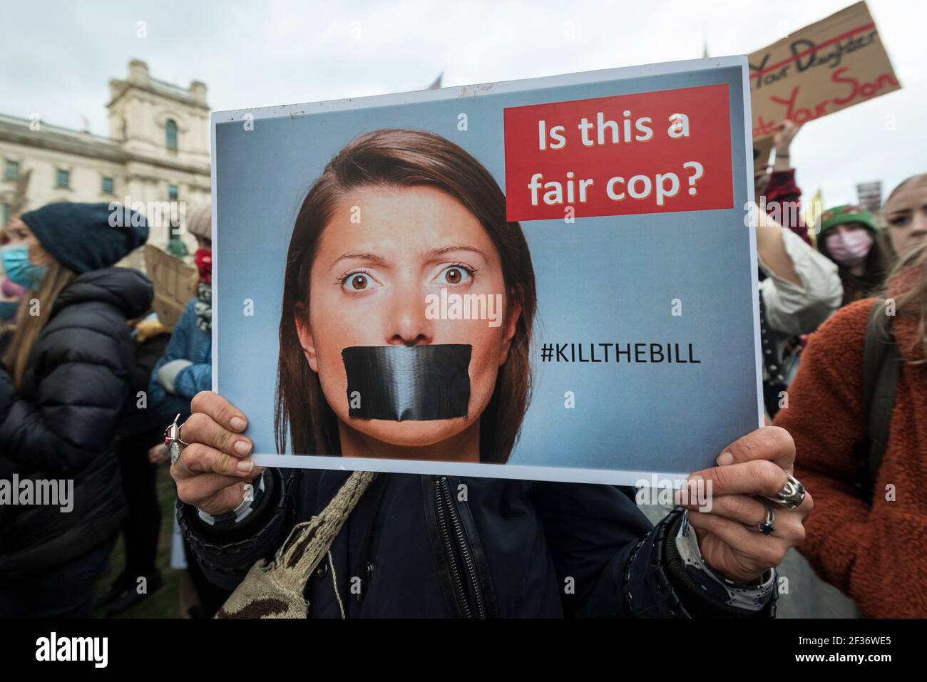 Londra, Regno Unito. 15 marzo 2021. La gente partecipa a una protesta di "fine della violenza contro le donne" in Piazza del Parlamento in risposta a presunte tattiche di polizia a mano pesante alla veglia del 13 marzo, che era in memoria di Sarah Everard. Un ufficiale di servizio incontrato è stato accusato del suo omicidio. Inoltre, protestano contro il passaggio della legge di polizia, criminalità, condanna e tribunali, preoccupati di limitare il diritto di protesta. Credit: Stephen Chung / Alamy Live News Foto Stock