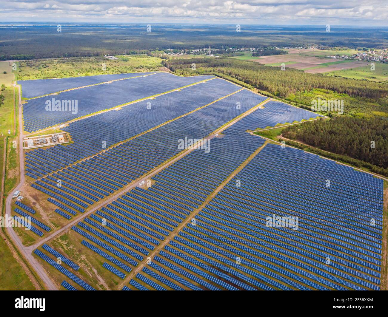 Pannello solare produce verde, environmentaly friendly energia dal sole al tramonto. Vista aerea da fuco. Paesaggio foto di un impianto solare che è basso Foto Stock