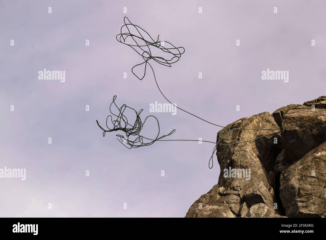 Due corde di arrampicata gettate sopra roccia roccia torcente e disfurling in aria Foto Stock Due corde di arrampicata gettate sopra roccia roccia torcente e disfurling in aria Foto Stock