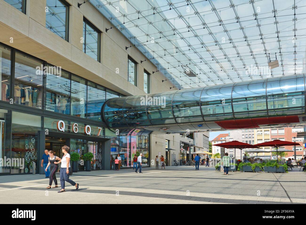 Mannheim, Germania - Luglio 2019: Ingresso del grande e moderno centro commerciale chiamato 'Q6 Q7' con persone nel centro di Mannheim Foto Stock
