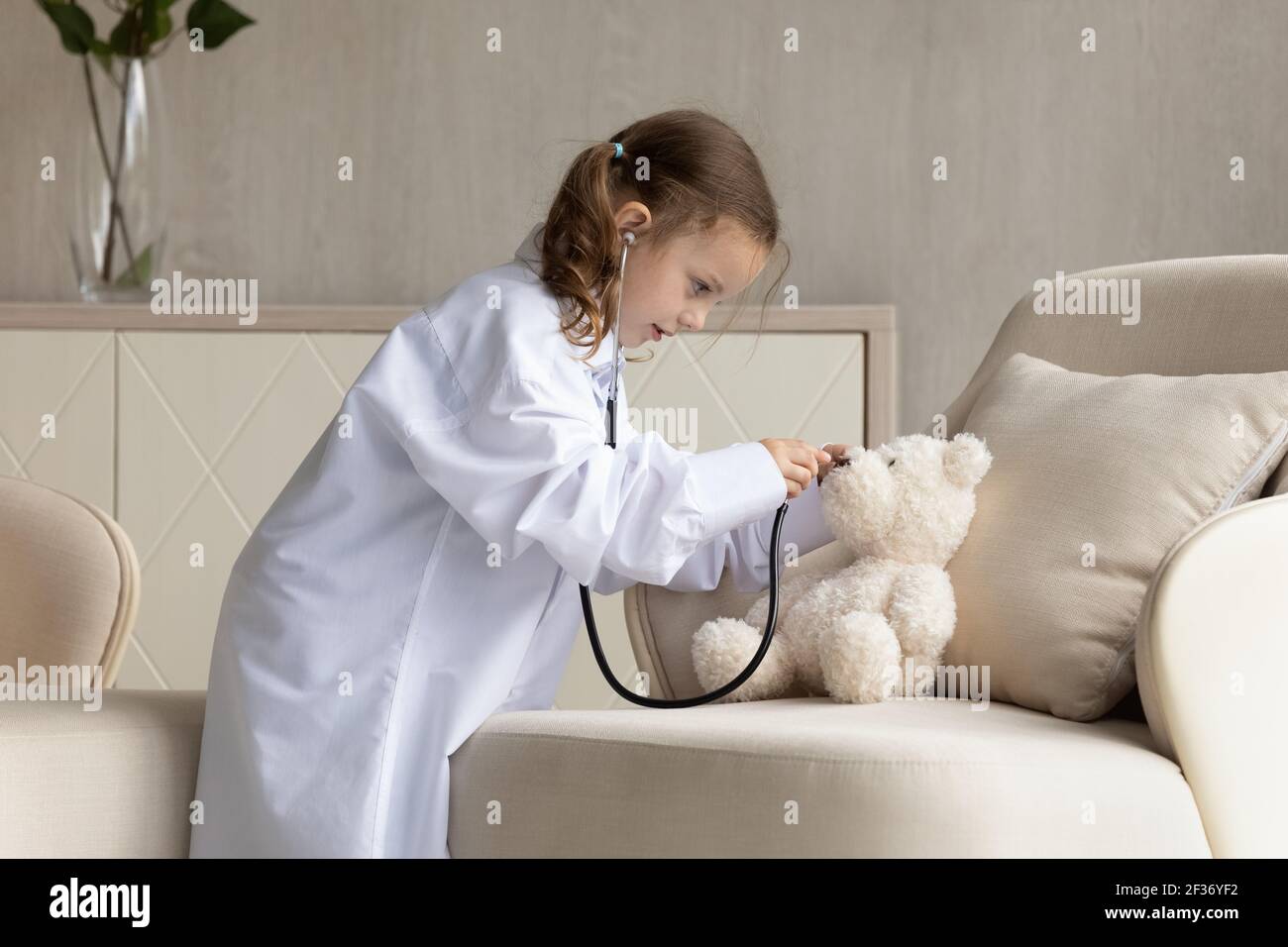 Bambina bambino giocare medico con giocattolo a casa Foto Stock