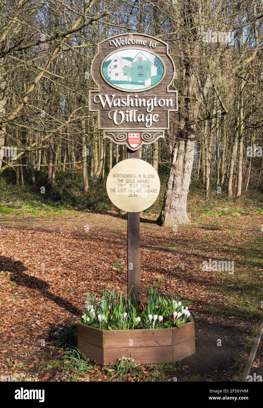 Segno del villaggio di Washington, vincitore del premio d'oro a Northumbria a Bloom, Inghilterra nord-orientale, Regno Unito Foto Stock