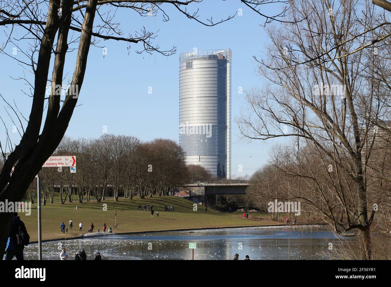 paesaggio di torri di uffici e parco cittadino Foto Stock