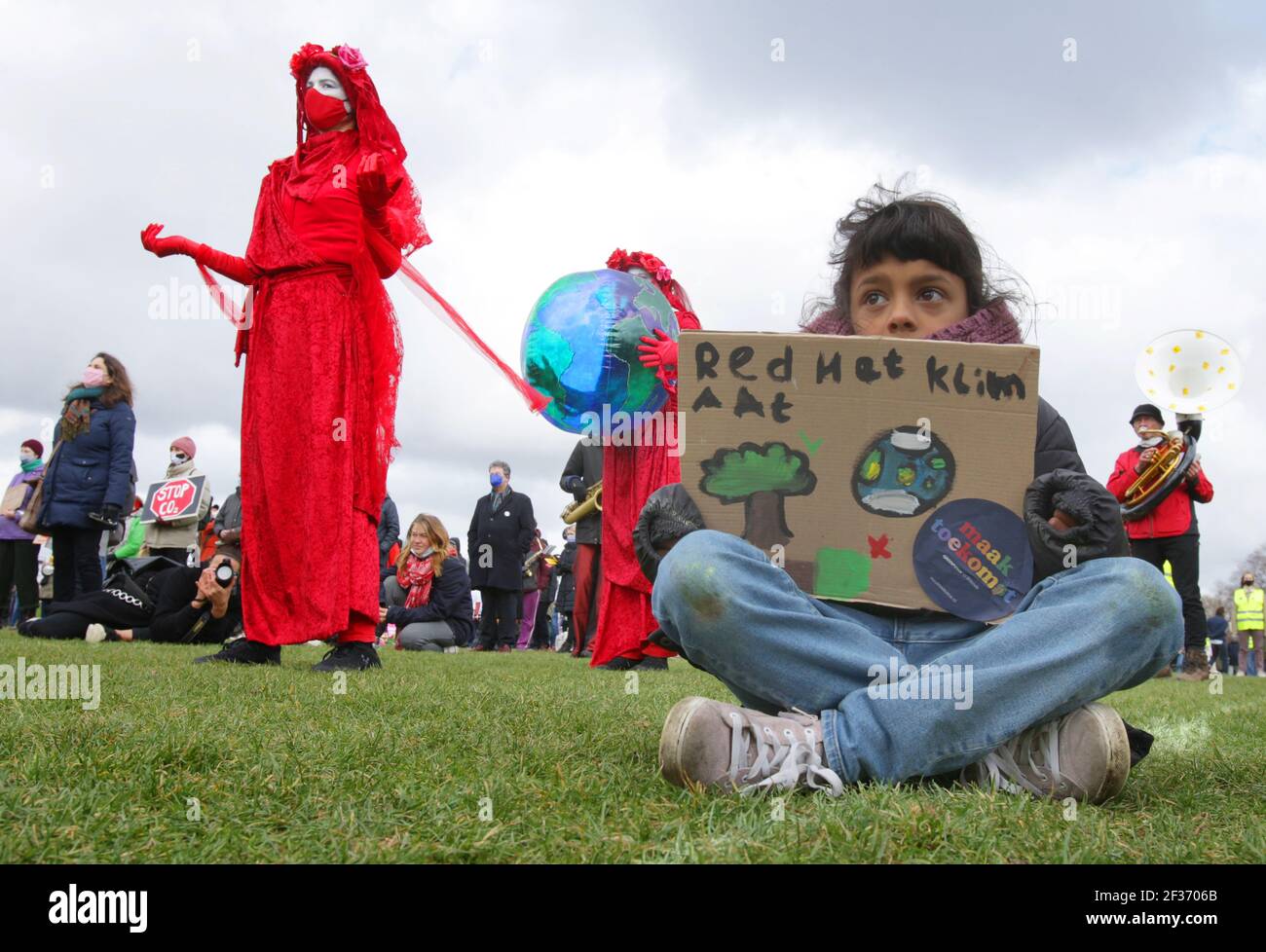 Attivisti e sostenitori dell'ambiente protestano durante l'allarme climatico a livello nazionale al Wester Park in mezzo alla pandemia del coronavirus il 14 marzo 2021 in AMS Foto Stock