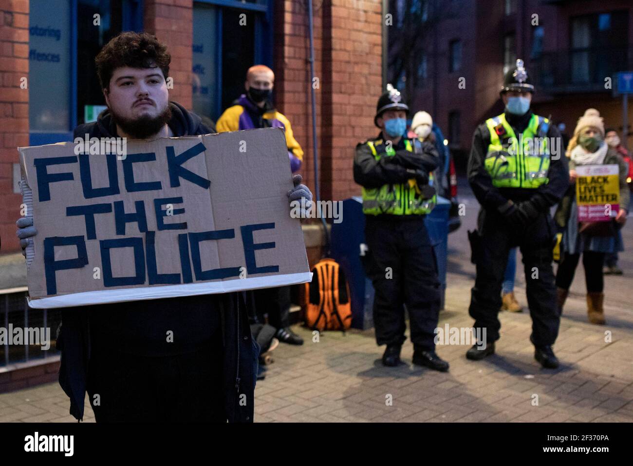 Cardiff, Galles, Regno Unito. 15 marzo 2021. I manifestanti durante un ‘reclamano queste strade'/difendono il vostro diritto di protestare contro la stazione di polizia della baia di Cardiff. Credit: Mark Hawkins/Alamy Live News Foto Stock