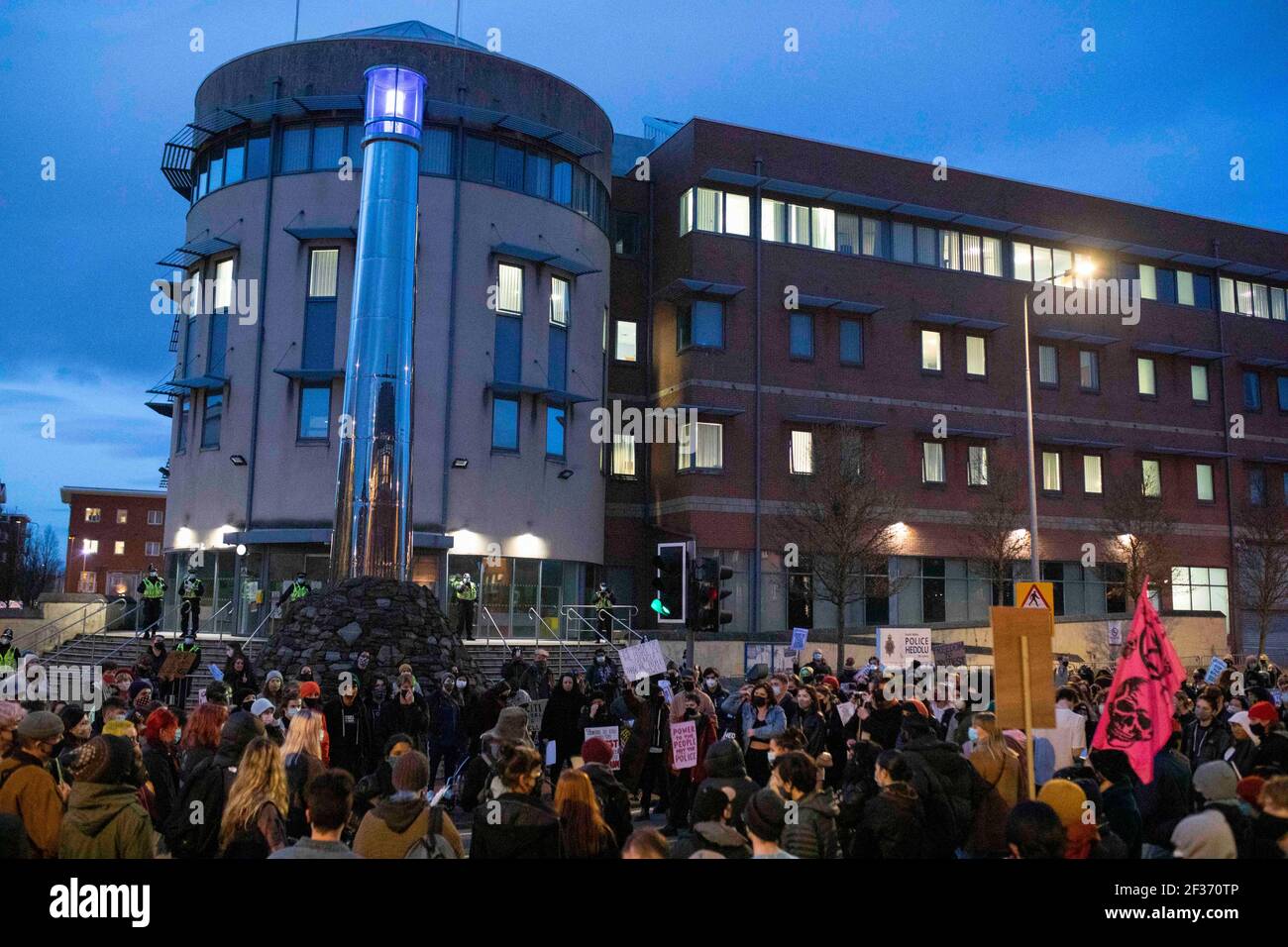 Cardiff, Galles, Regno Unito. 15 marzo 2021. Un ‘rivendica queste strade difende il suo diritto di protestare fuori dalla stazione di polizia della baia di Cardiff. Credit: Mark Hawkins/Alamy Live News Foto Stock