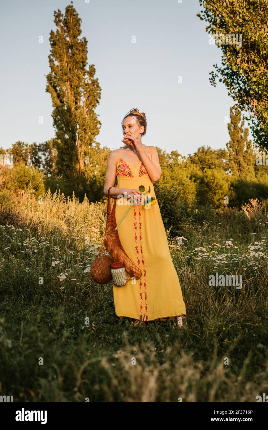 Moda sostenibile, abbigliamento biologico, abbigliamento ecologico,  ecologia, sostenibilità, moda responsabile, cotone biologico. Giovane donna  in abiti di Foto stock - Alamy