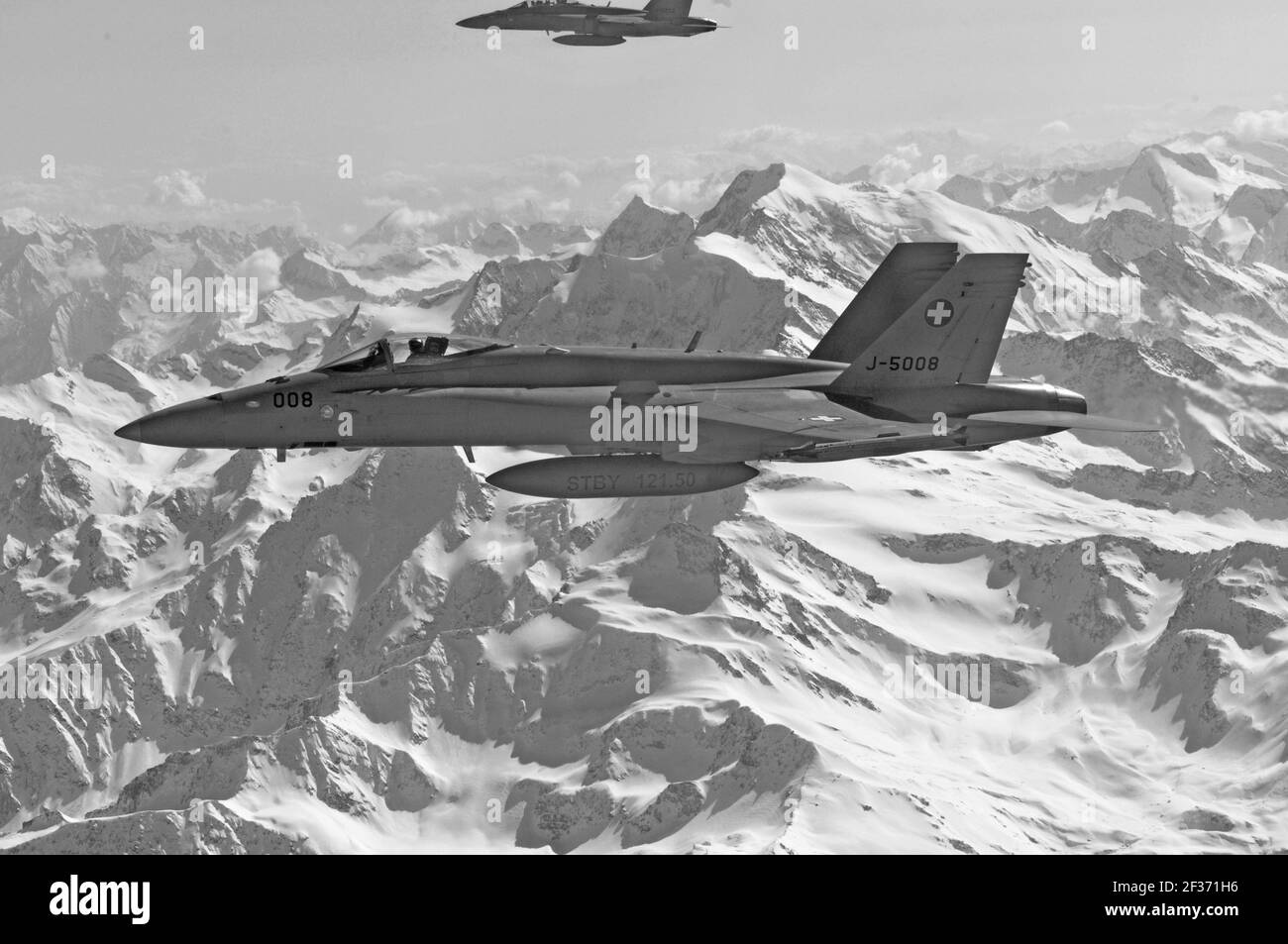 FA-18 jet militari da Swiss Airforce scortando airplaine civile nelle alpi svizzere Foto Stock