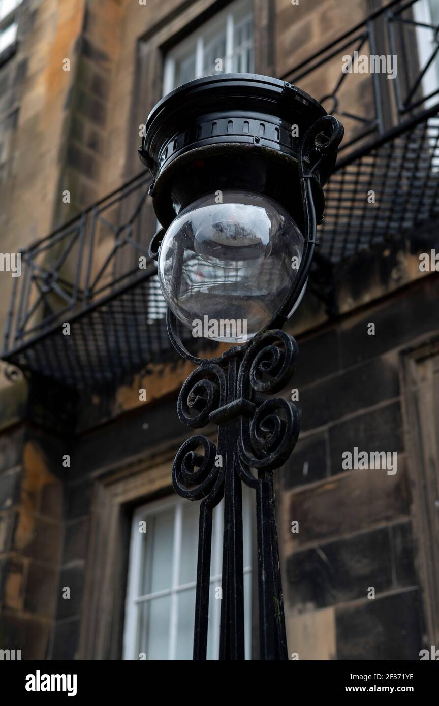 Vecchie lampade da strada nella zona di Newtown di Edimburgo Foto Stock