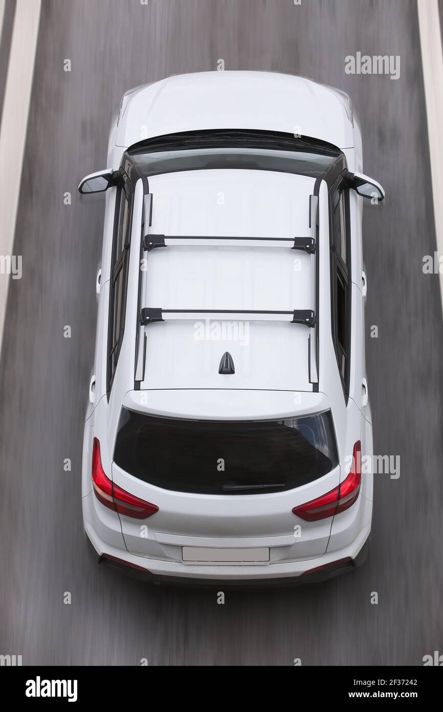 auto in movimento su un'autostrada a più corsie da vicino Foto Stock