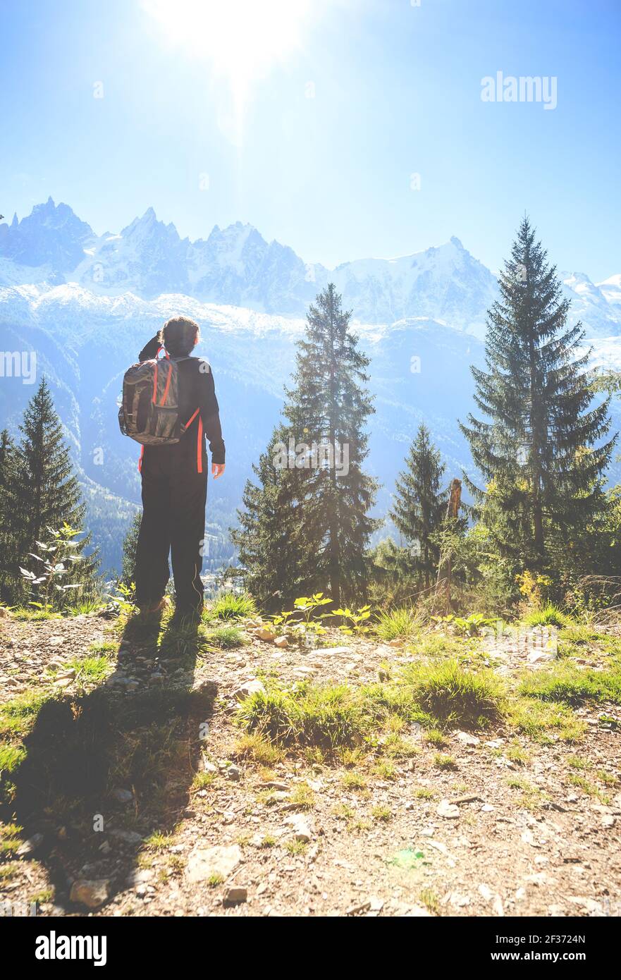 Una giovane donna sta camminando nelle montagne vicino a. Località sciistica di Chamonix in Francia Foto Stock