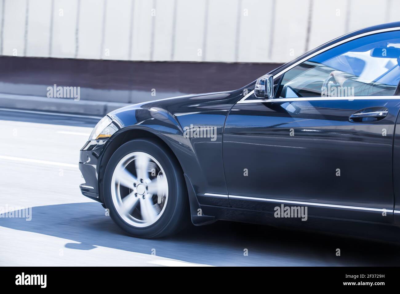 l'auto di lusso si muove velocemente in autostrada. Primo piano. Foto Stock