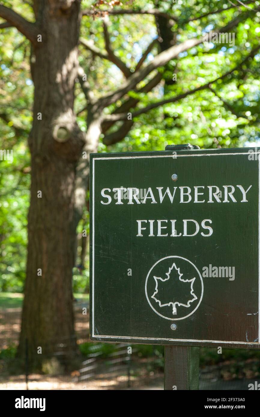 Cartello per Strawberry Fields - sezione di Central Park che ricorda John Lennon, New York City, USA Foto Stock