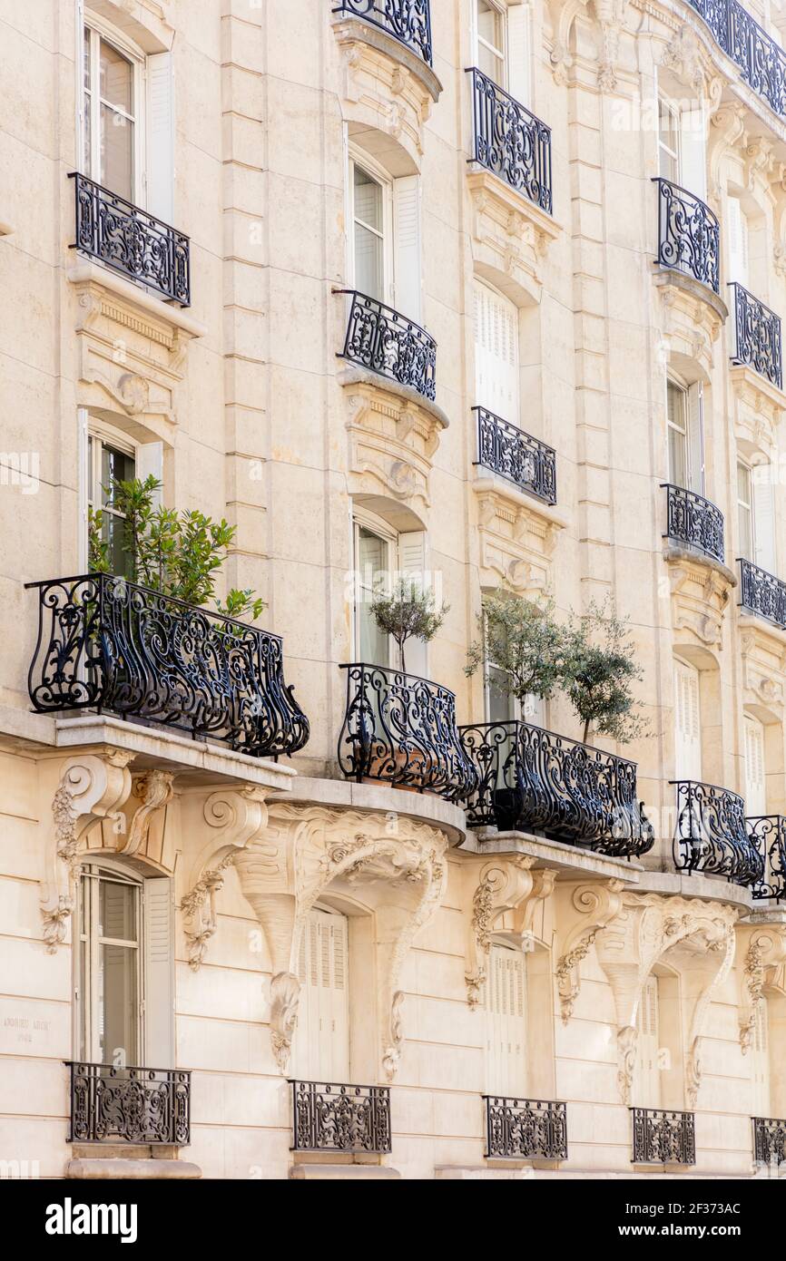 Architettura francese tradizionale su edificio nel 8 ° Arrondissement, Parigi, Francia Foto Stock
