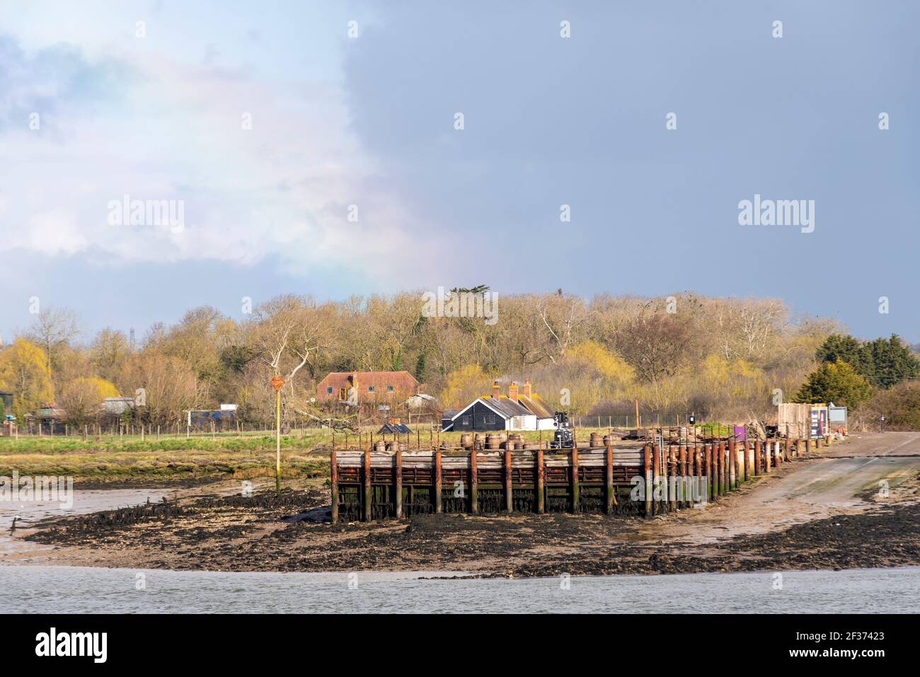 Quay di North Fambridge sul fiume Crouch, guardando da South Fambridge, Rochford, Essex, Regno Unito. Rurale, porto di campagna e scivolo Foto Stock