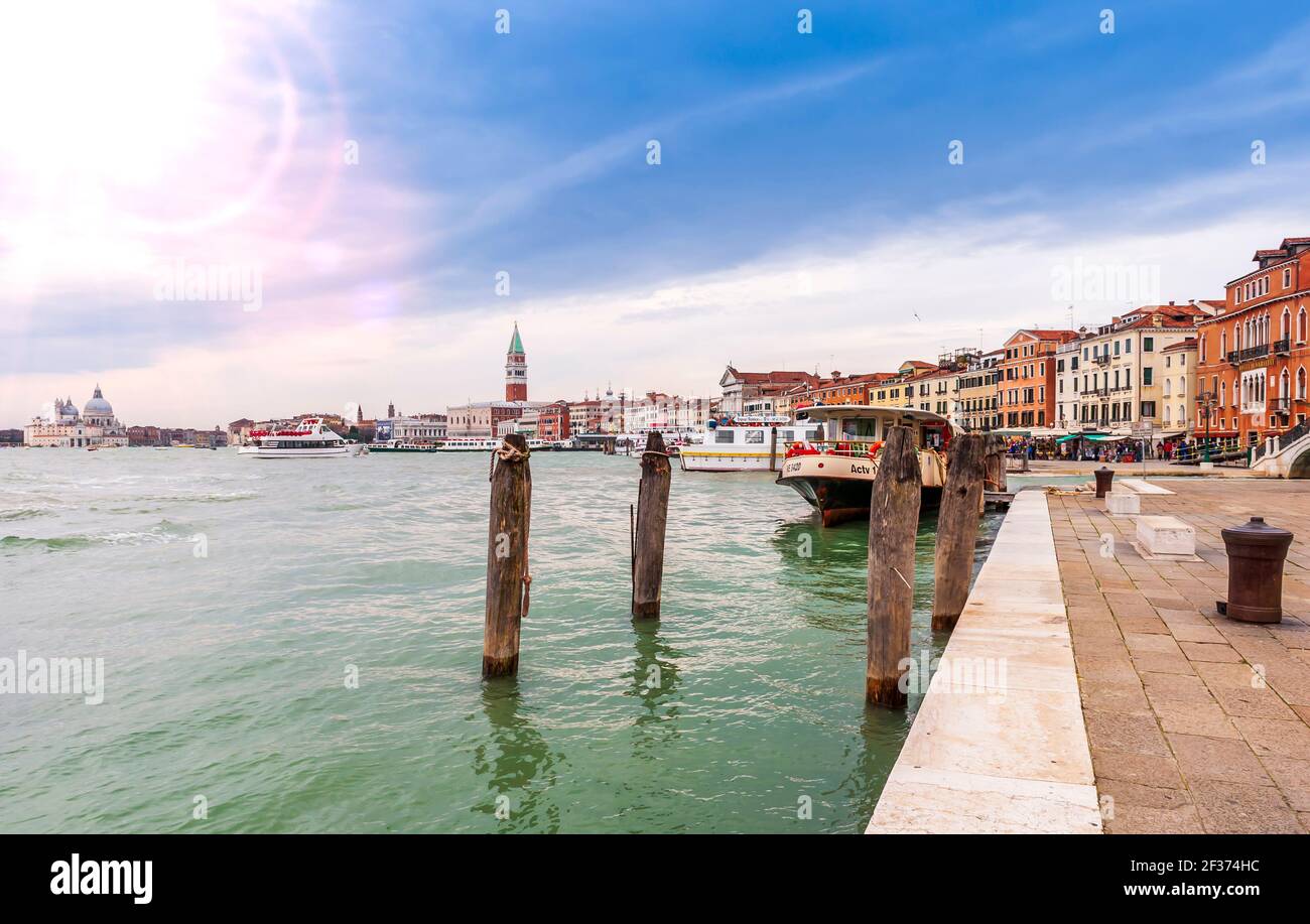 Vista di Venezia dalla laguna di Venezia in Veneto, Italia Foto Stock