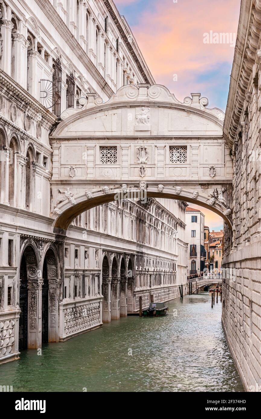 Ponte dei Sospiri, emblematico di Venezia in Veneto, Italia Foto Stock