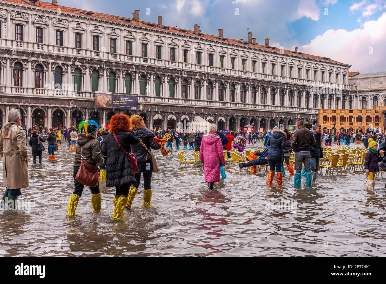 Turisti in Piazza San Marco durante un episodio di Aqua alta a Venezia in Veneto Foto Stock