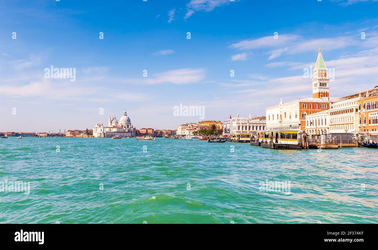 Vista di Venezia dalla laguna di Venezia in Veneto, Italia Foto Stock
