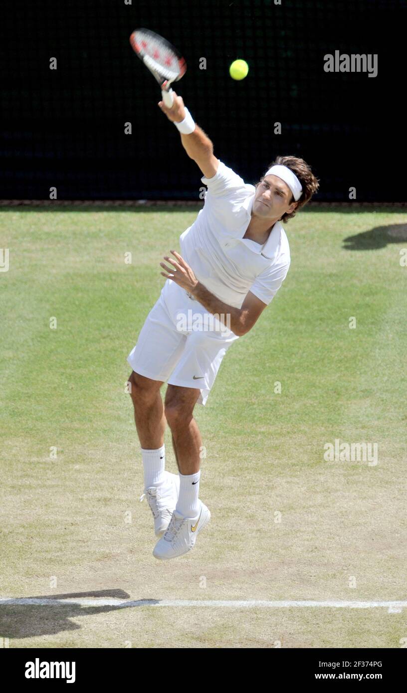 WIMBLEDON CAMPIONATI DI TENNIS 2008. 7° GIORNO 30/6/2008 RODGER FEDERER DURANTE LA SUA PARTITA CON L.HEWITT. IMMAGINE DAVID ASHDOWN Foto Stock