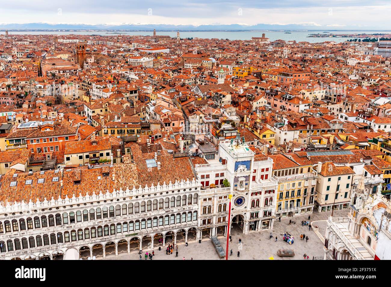 Panorama aereo dei tetti della città di Venezia e in lontananza la catena delle Alpi in Veneto, Italia Foto Stock