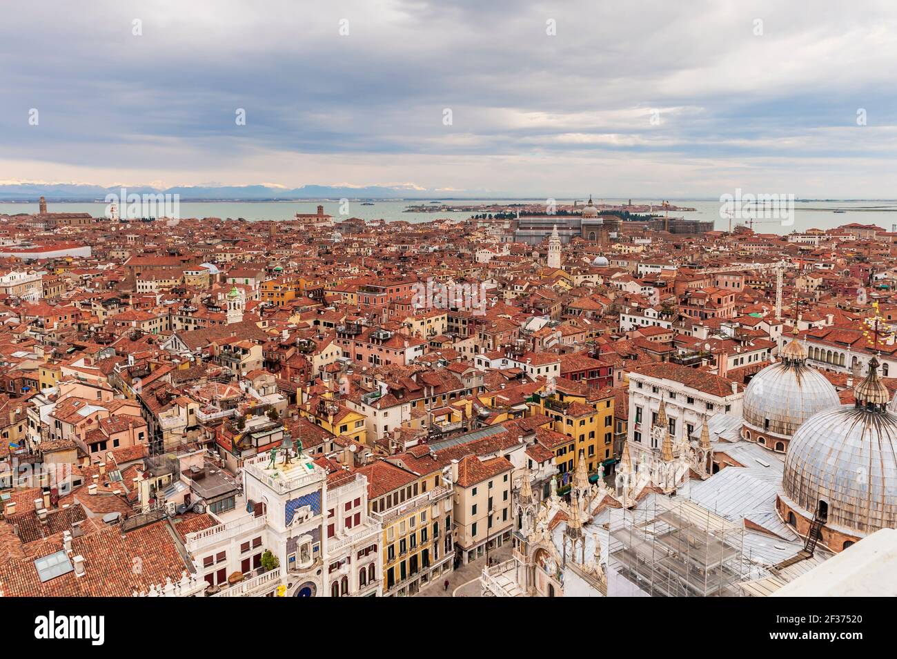 Panorama aereo dei tetti della città di Venezia e in lontananza la catena delle Alpi in Veneto, Italia Foto Stock