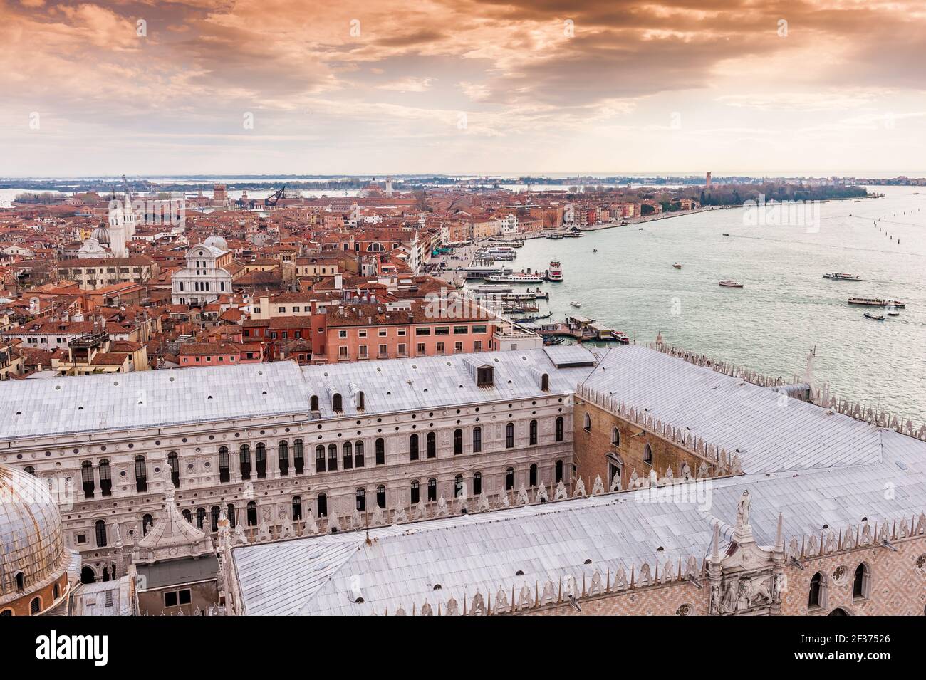 Vista aerea dal Campanile in Piazza San Marco sulla Basilica e il Palazzo Ducale, nonché in lontananza su Venezia in Veneto, Italia Foto Stock