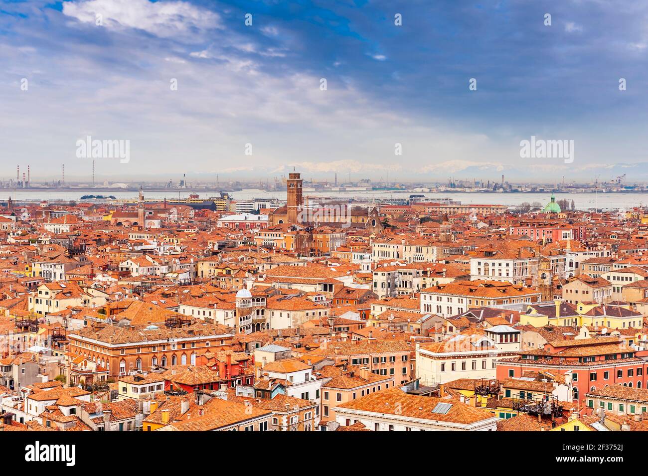 Panorama aereo dei tetti della città di Venezia e in lontananza la catena delle Alpi in Veneto, Italia Foto Stock