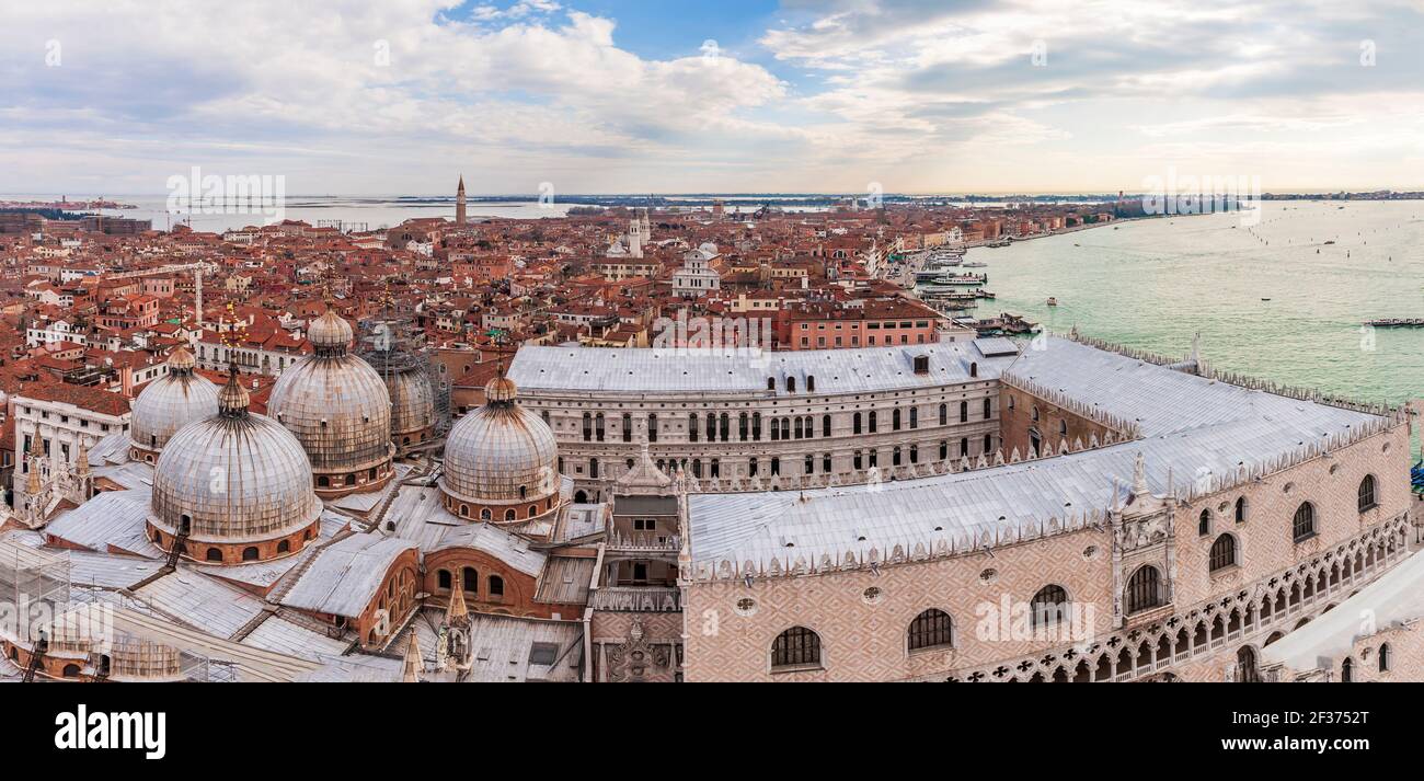 Vista aerea dal Campanile in Piazza San Marco sulla Basilica e il Palazzo Ducale, nonché in lontananza su Venezia in Veneto, Italia Foto Stock