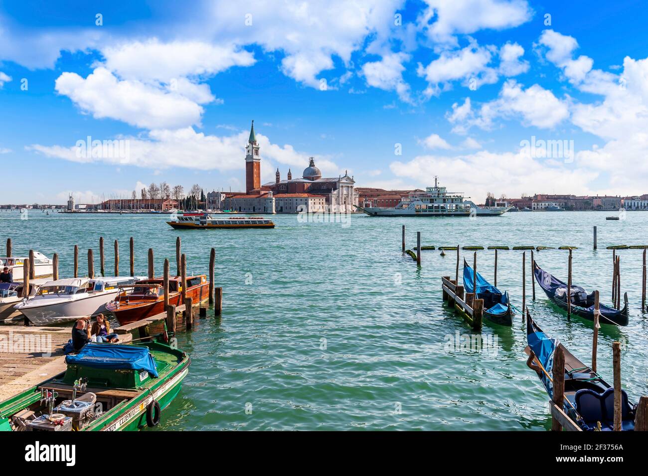 Gondole con turisti navigano su un canale a Venezia, Veneto, Italia Foto Stock