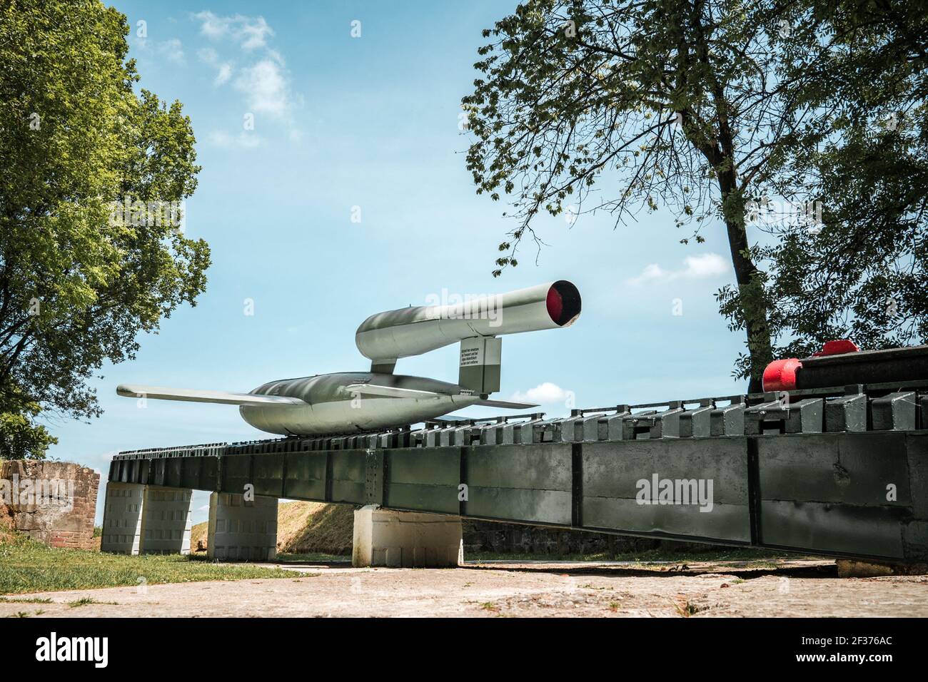 WW2 V1 razzo volante Germania nazista lancio bomba rampa puntamento Great Britain blitz Doodlebug V-1 Jet Engine vendetta arma seconda Rampa di lancio della seconda Guerra Mondiale Foto Stock WW2 V1 razzo volante Germania nazista lancio bomba rampa puntamento Great Britain blitz Doodlebug V-1 Jet Engine vendetta arma seconda Rampa di lancio della seconda Guerra Mondiale Foto Stock