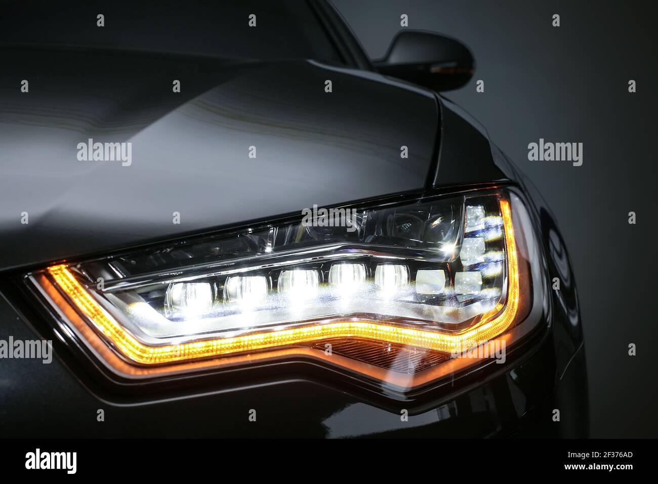 Il faro di moderne auto di prestigio closeup Foto Stock