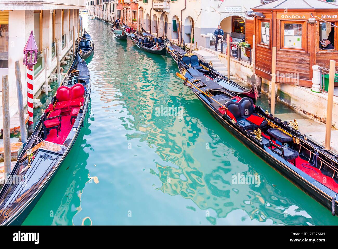 Gondole con turisti navigano su un canale a Venezia, Veneto, Italia Foto Stock