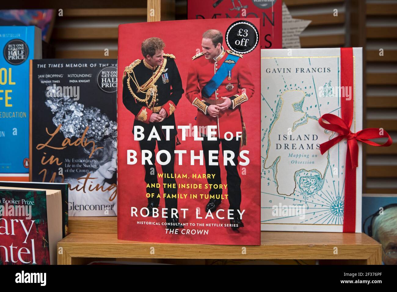 Copia di 'Battle of Brothers' di Robert Lacey in mostra nella vetrina della libreria Waterstones, Princes Street, Edimburgo, Scozia, Regno Unito. Foto Stock