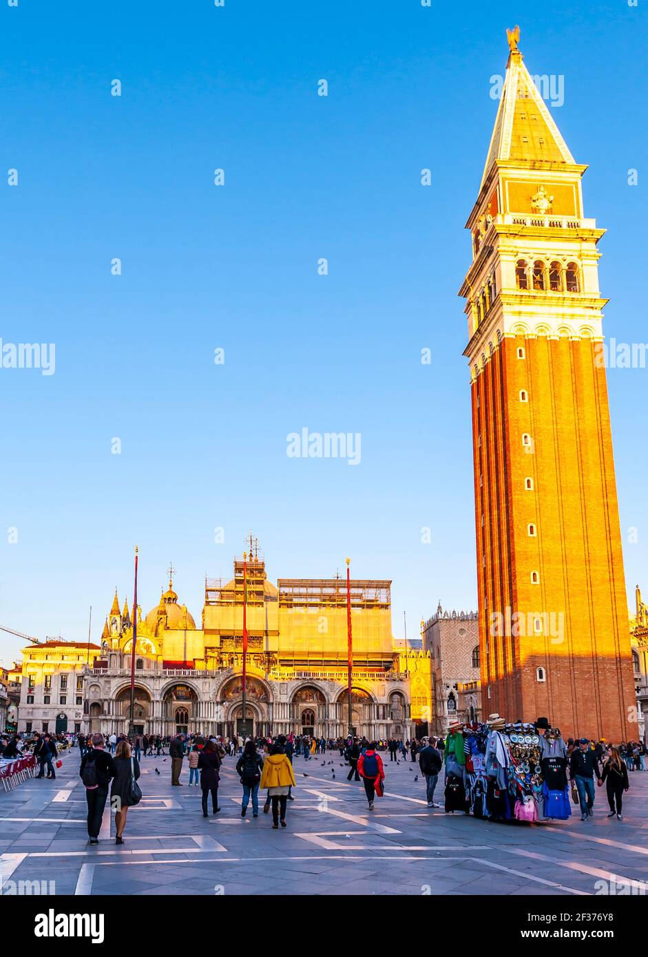 Cattedrale di San Marco in rifezione e il campanile in Piazza San Marco con turisti in serata a Venezia in Veneto Foto Stock