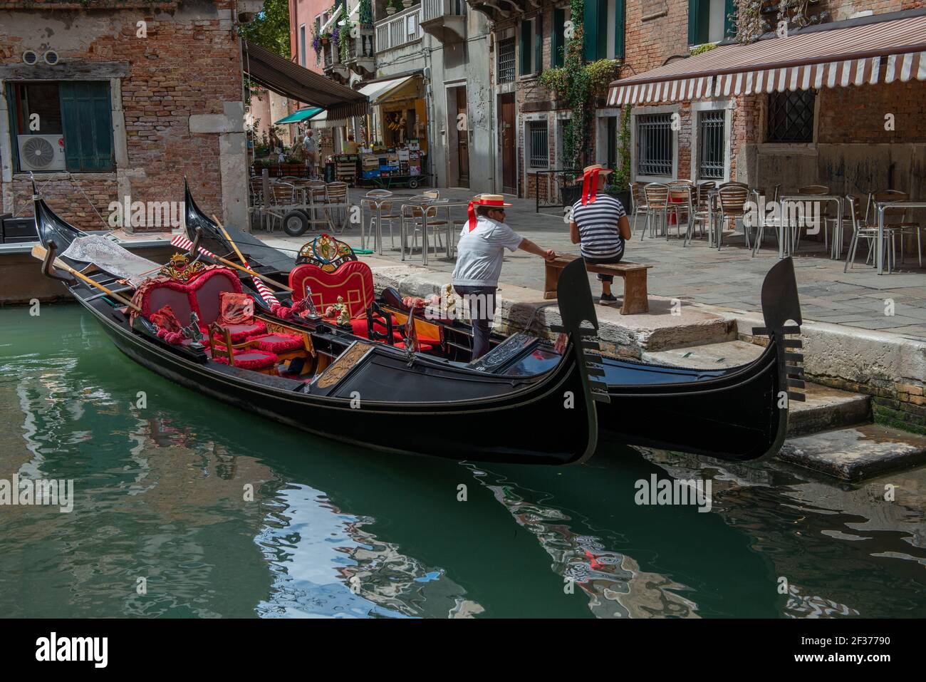 venezia italia 18 luglio 2020: Gondolieri che causano covid-19 attesi turisti che non possono viaggiare Foto Stock