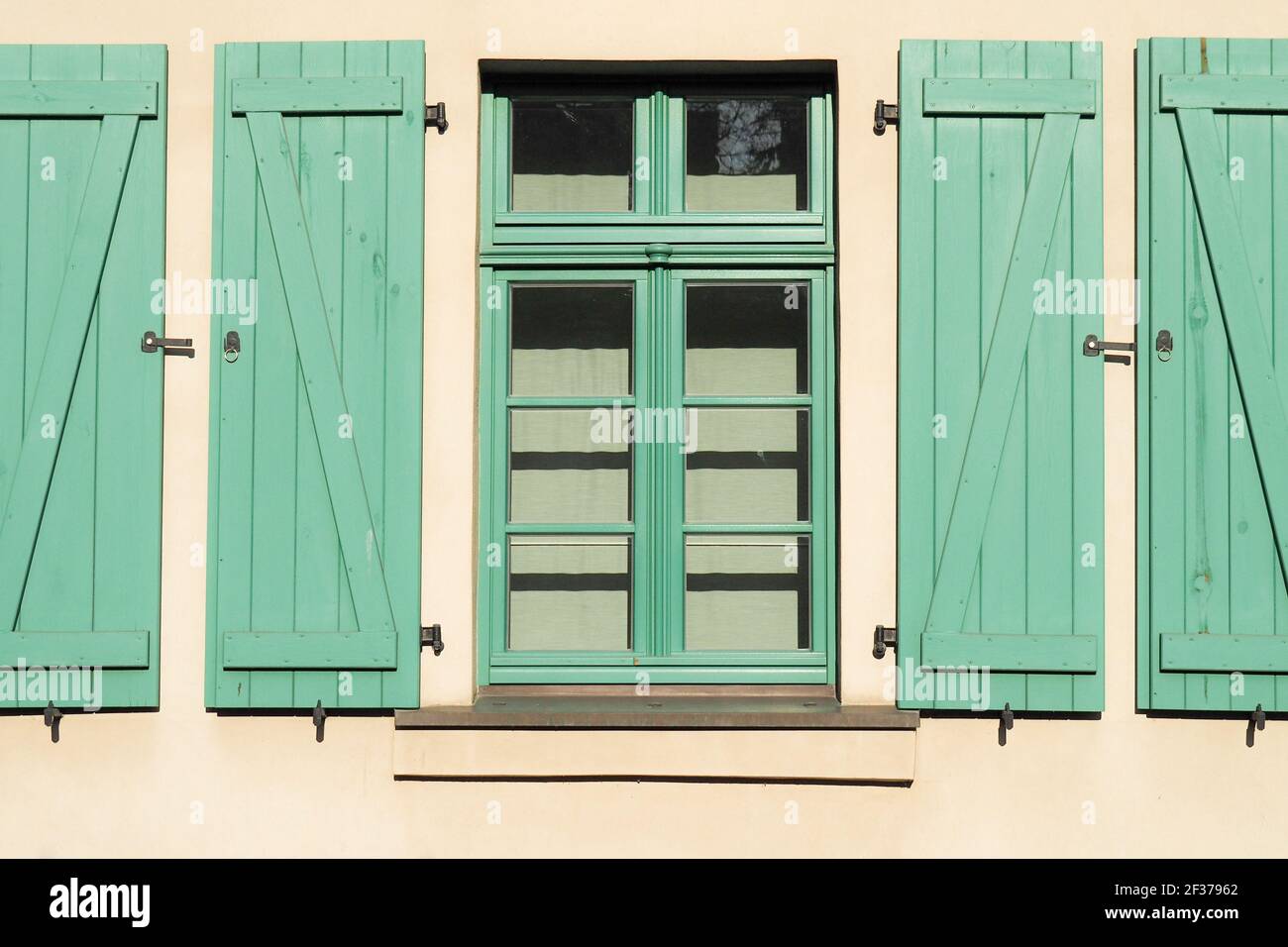 finestra verde e persiane verdi al sole Foto stock - Alamy