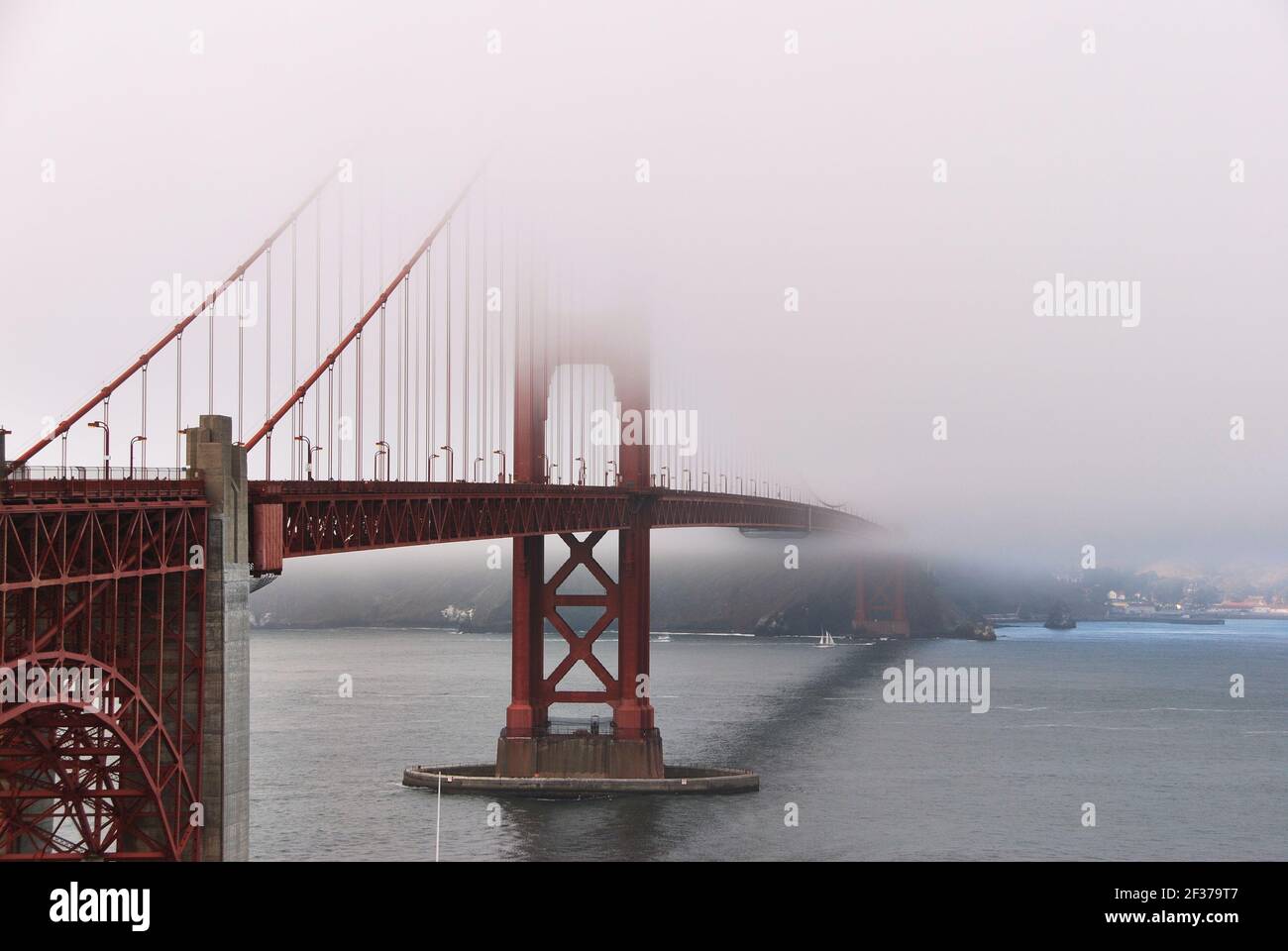 Golden Gate Bridge parzialmente nella nebbia Foto Stock