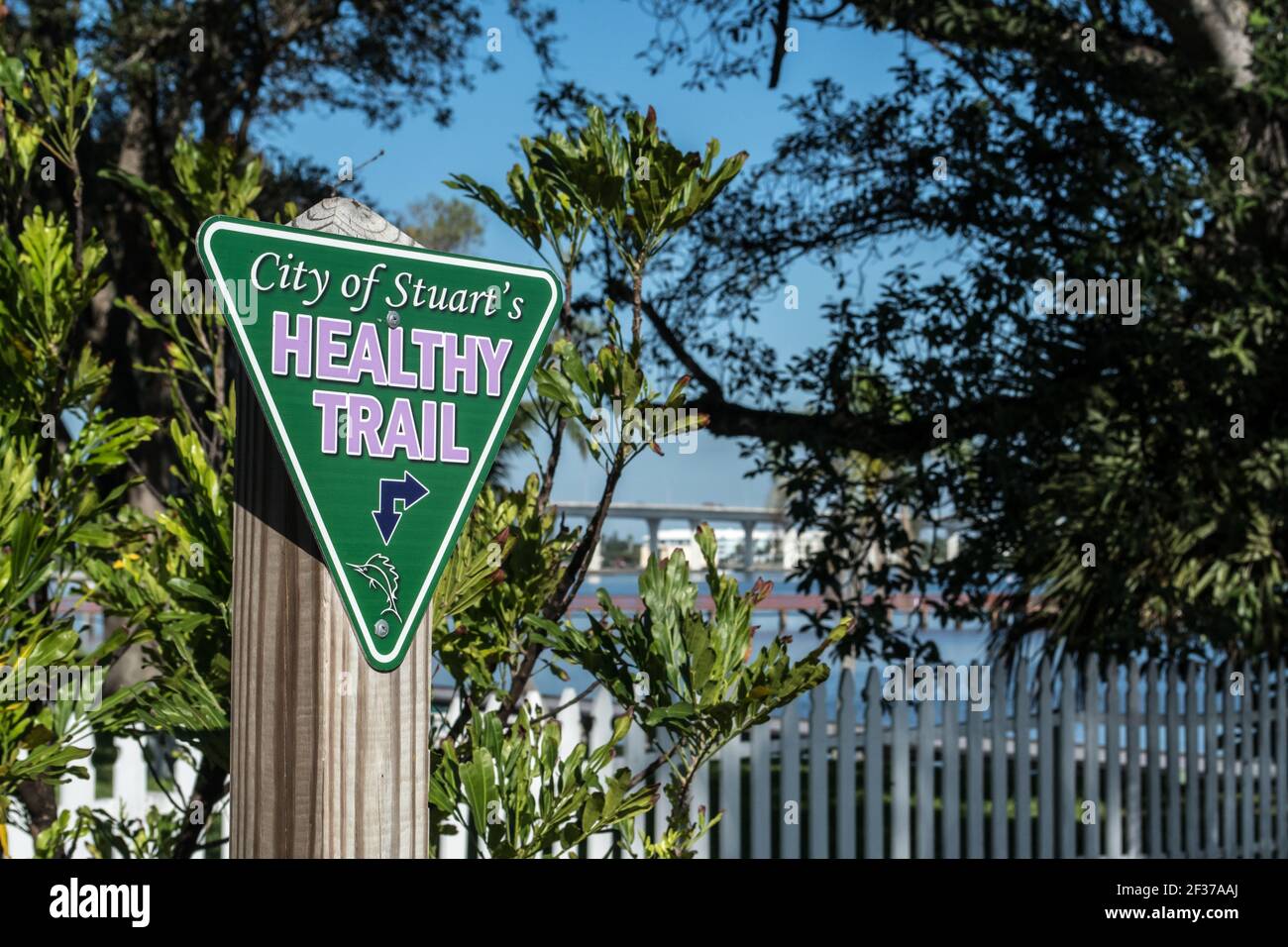 Centro storico di Stuart, Florida. Scene lungo le strade con storefronts, ristoranti e hotel locali presso la città sul lungomare nella Florida orientale Foto Stock