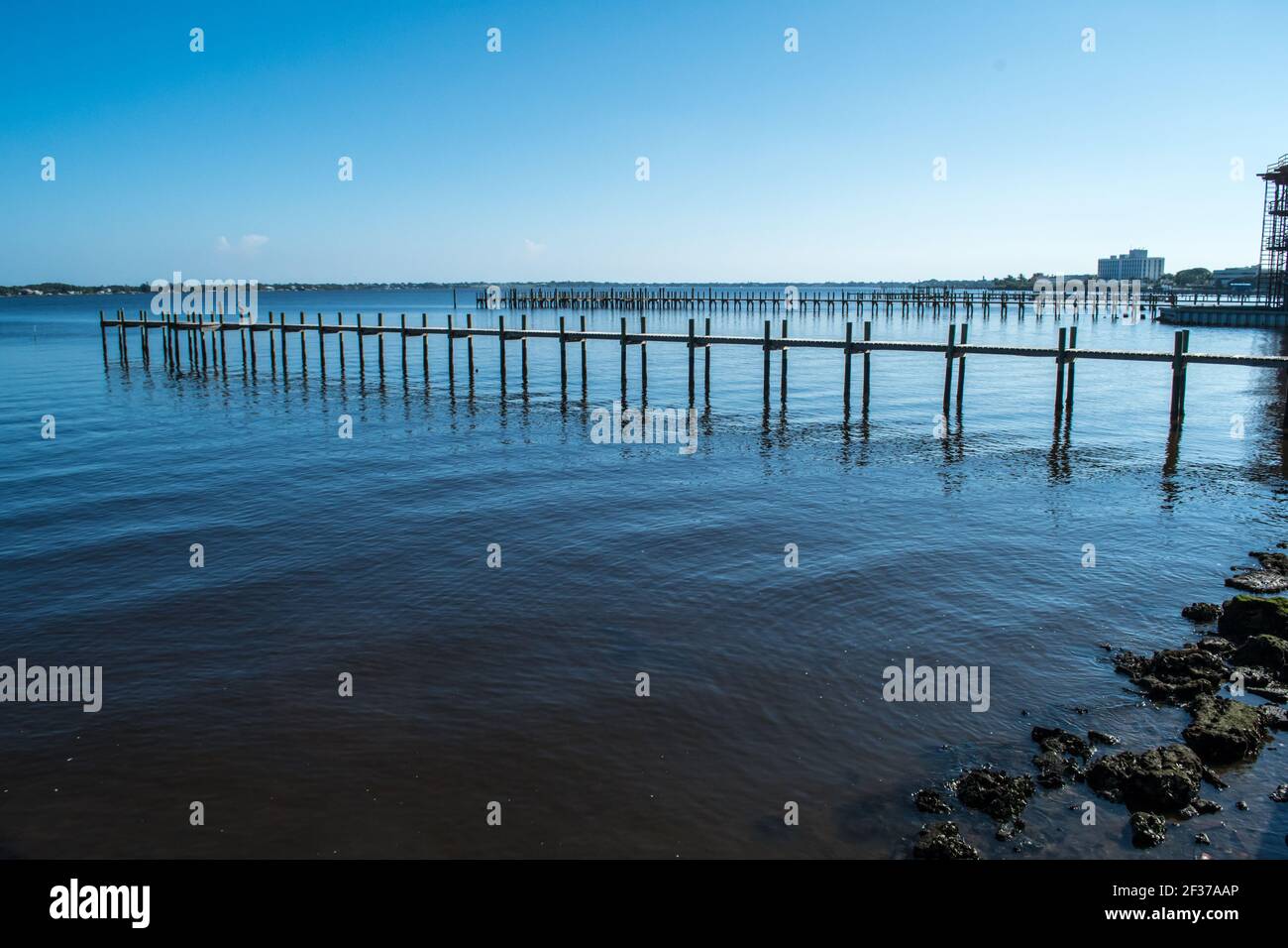 Centro storico di Stuart, Florida. Scene lungo le strade con storefronts, ristoranti e hotel locali presso la città sul lungomare nella Florida orientale Foto Stock