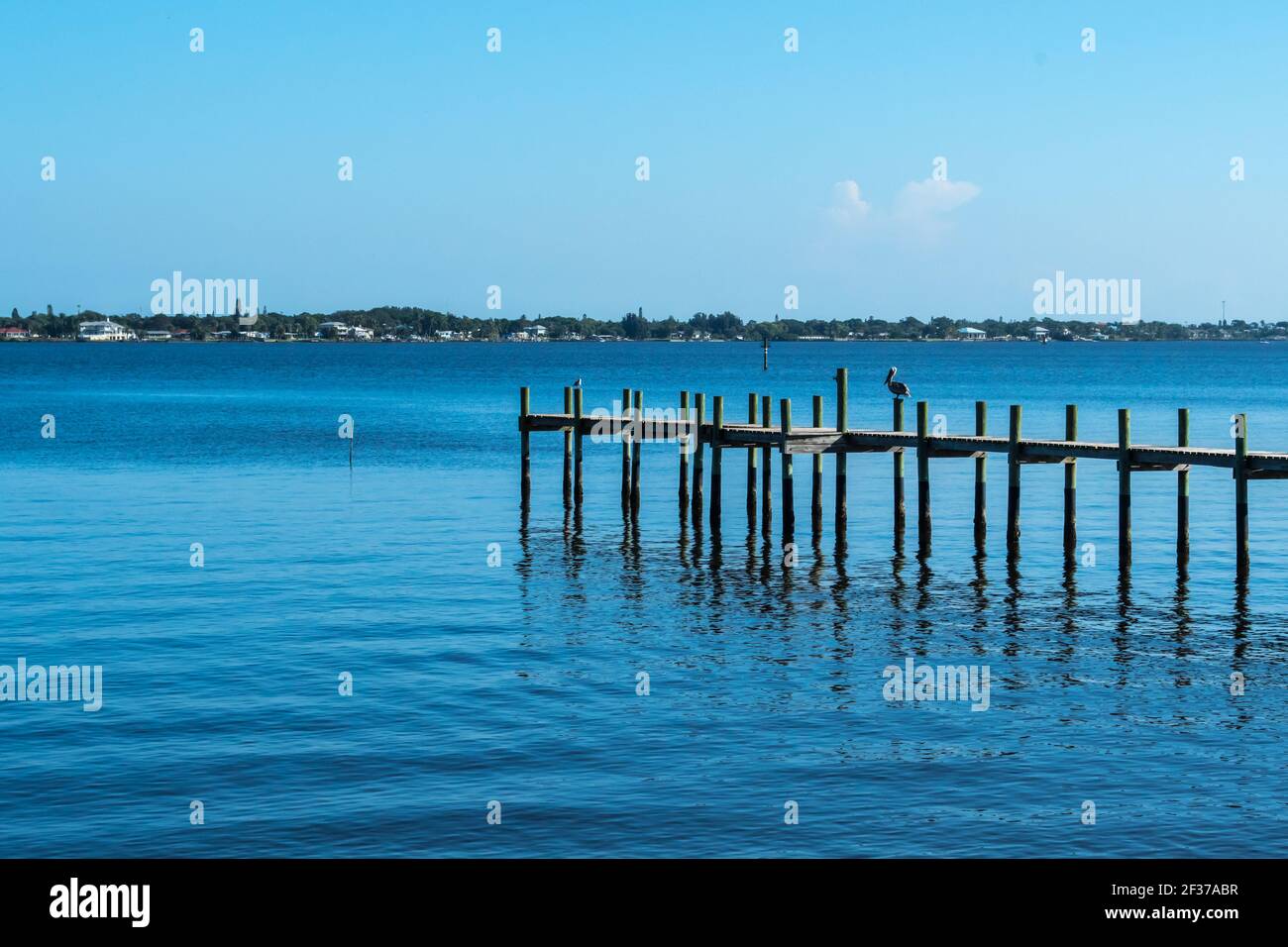 Pier e Boardwalk nel centro storico di Stuart, Florida, fiume St. Lucie, Hobe Sound, acque tranquille, Blue intracoastal Waterway USA Foto Stock